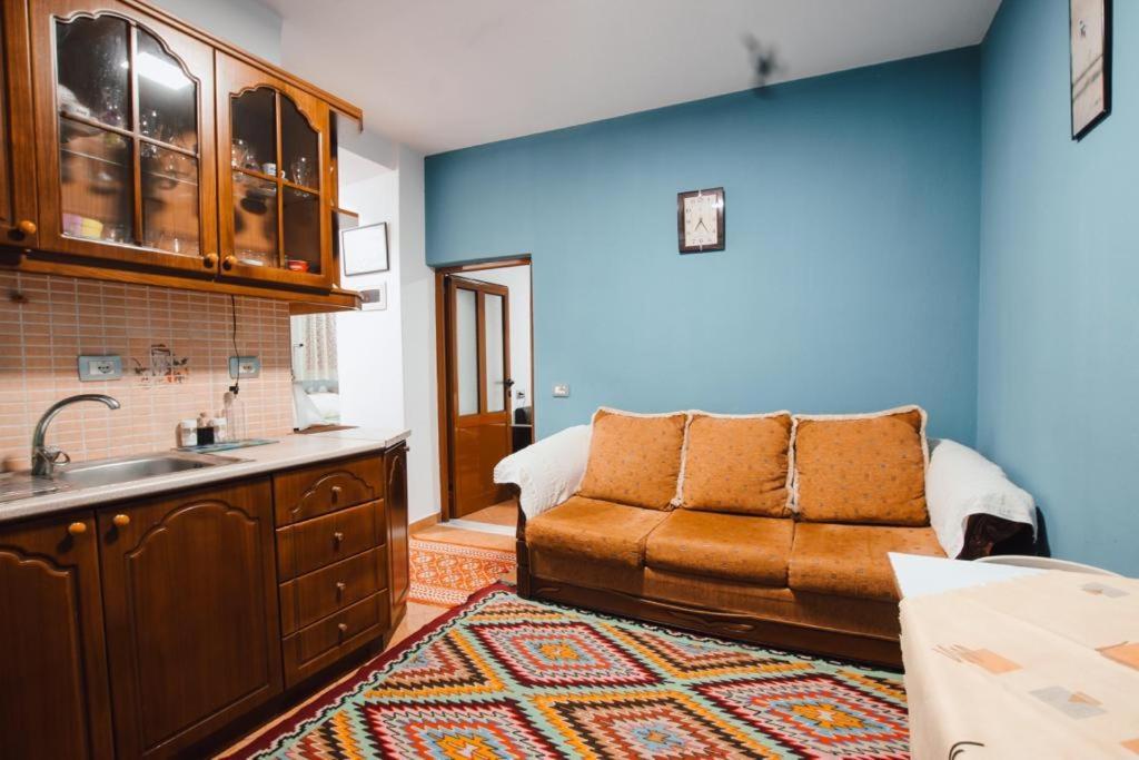 Bb Apartament Lägenhet Gjirokastër Exteriör bild