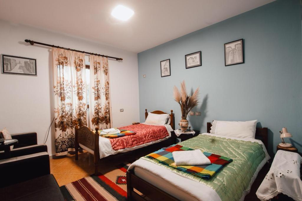 Bb Apartament Lägenhet Gjirokastër Exteriör bild